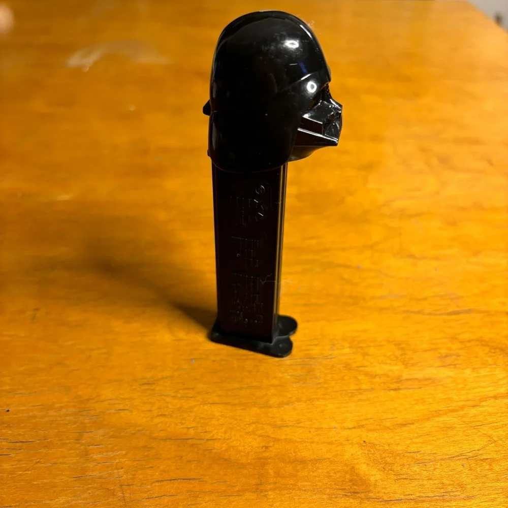 PEZ Candy Dispenser Star Wars DARTH VADER Black Base with Feet 1997
